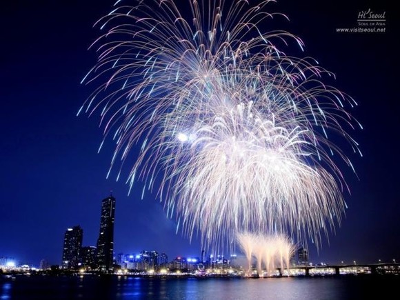 2013首尔汝矣岛国际烟花庆典，一起感受汉江月夜美好！（超清精华视频）